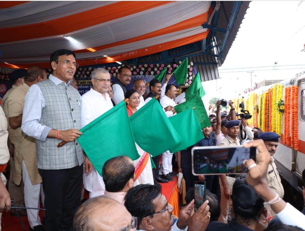 রেলমন্ত্রী অশ্বিনী বৈষ্ণব আজ ভাবনগর রেল স্টেশন থেকে অযোধ্যা ক্যান্টনমেন্ট পর্যন্ত সাপ্তাহিক ট্রেনের সূচনা করেন।