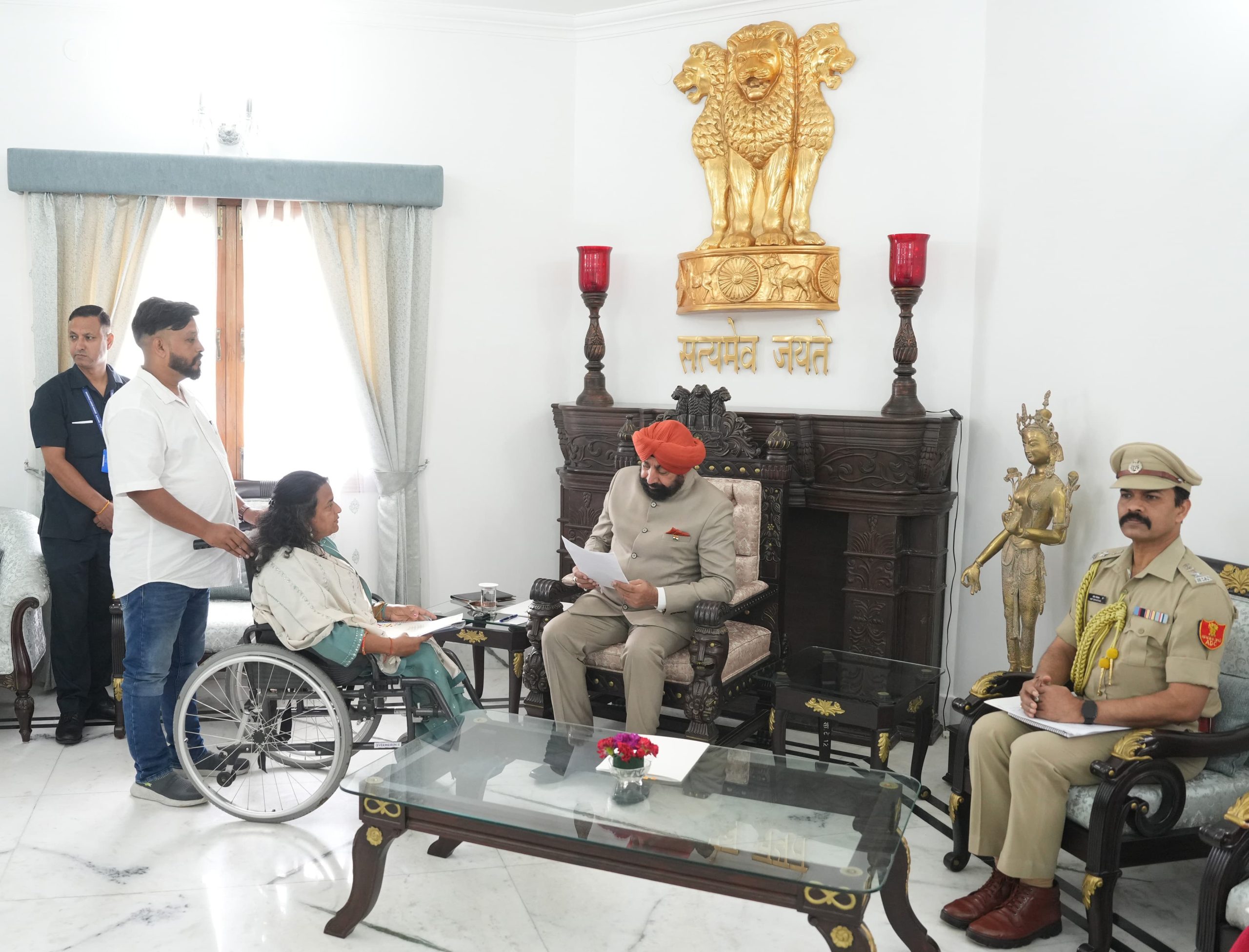 उत्तराखंड राज्यपाल ने जन मिलन कार्यक्रम में आए नागरिकों की समस्याएं सुनीं 