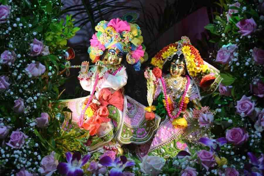 নদীয়ার মায়াপুর ইসকনে আজ থেকে শুরু হয়েছে ঝুলন যাত্রা উৎসব।