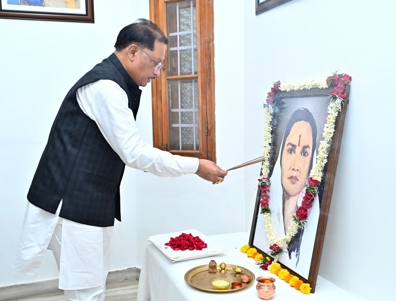 मुख्यमंत्री विष्णुदेव साय ने अर्पित की स्वर्गीय मिनीमाता की पुण्यतिथि पर श्रद्धांजलि