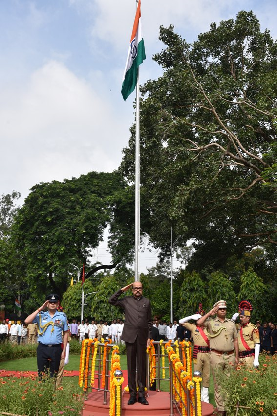 छत्तीसगढ़ के राज्यपाल रमेन डेका ने राजभवन में राष्ट्रीय ध्वज फहराया