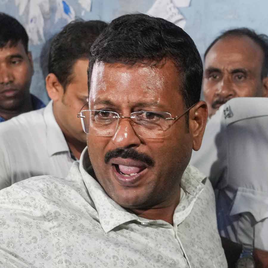 নিয়োগ দুর্নীতি মামলায় ধৃত মুর্শিদাবাদের বড়ঞার তৃণমূল কংগ্রেস বিধায়ক জীবনকৃষ্ণ সাহাকে ৬ দিনের ইডি হেফাজত শেষে আজ ফের ব্যাঙ্কশাল আদালতে তোলা হলে ১২ দিনের জেল হেফাজত হয়েছে