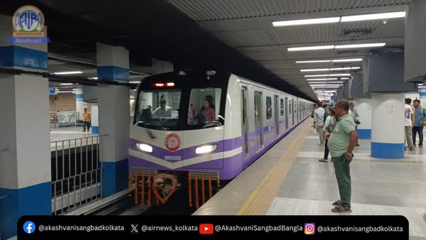 যাত্রীদের সুবিধার্থে কলকাতা মেট্রো আগামী সোমবার থেকে পার্পল লাইন, গ্রীন লাইন ওয়ান এবং টু-তে ট্রেন পরিষেবা বৃদ্ধি করছে।