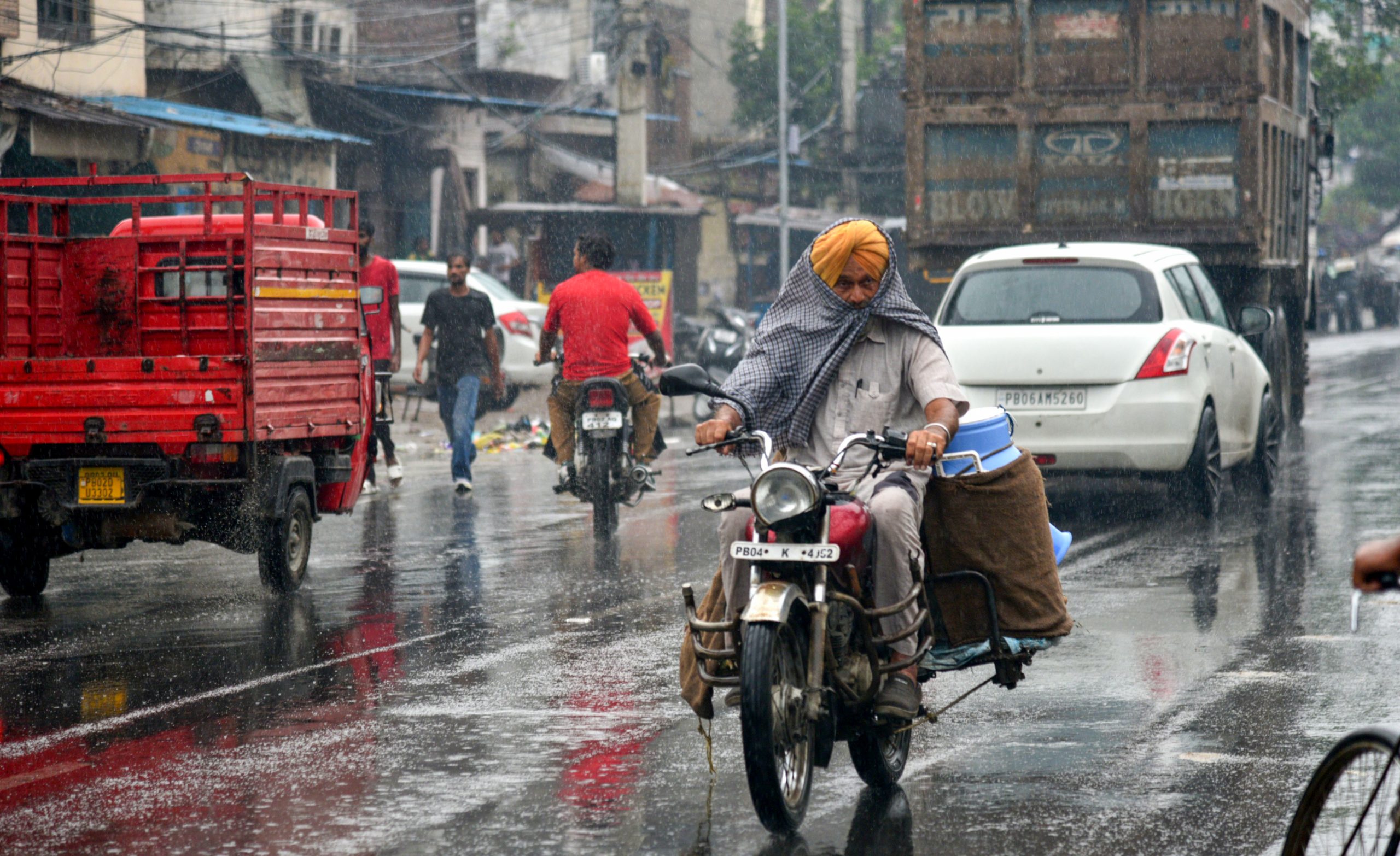 IMD Issues Red Alert for Extremely Heavy Rain in Karnataka, Gujarat, Maharashtra, Konkan & Goa