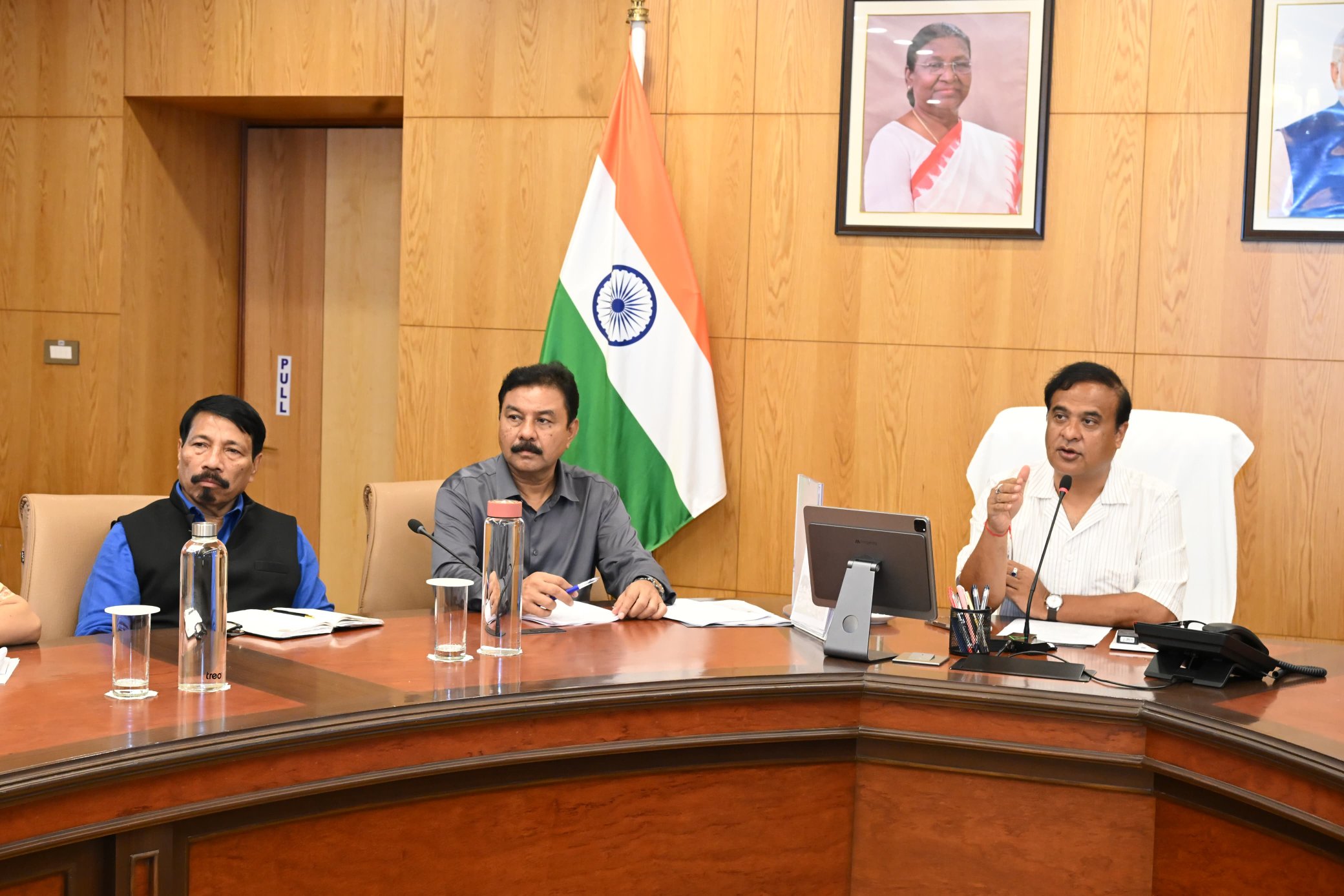 দিছপুৰৰ লোকসেৱা ভৱনত  জিলা আয়ুক্ত আৰু সমজিলা আয়ুক্তৰে মুখ্যমন্ত্রী ড° হিমন্ত বিশ্ব শর্মাৰ বৈঠক