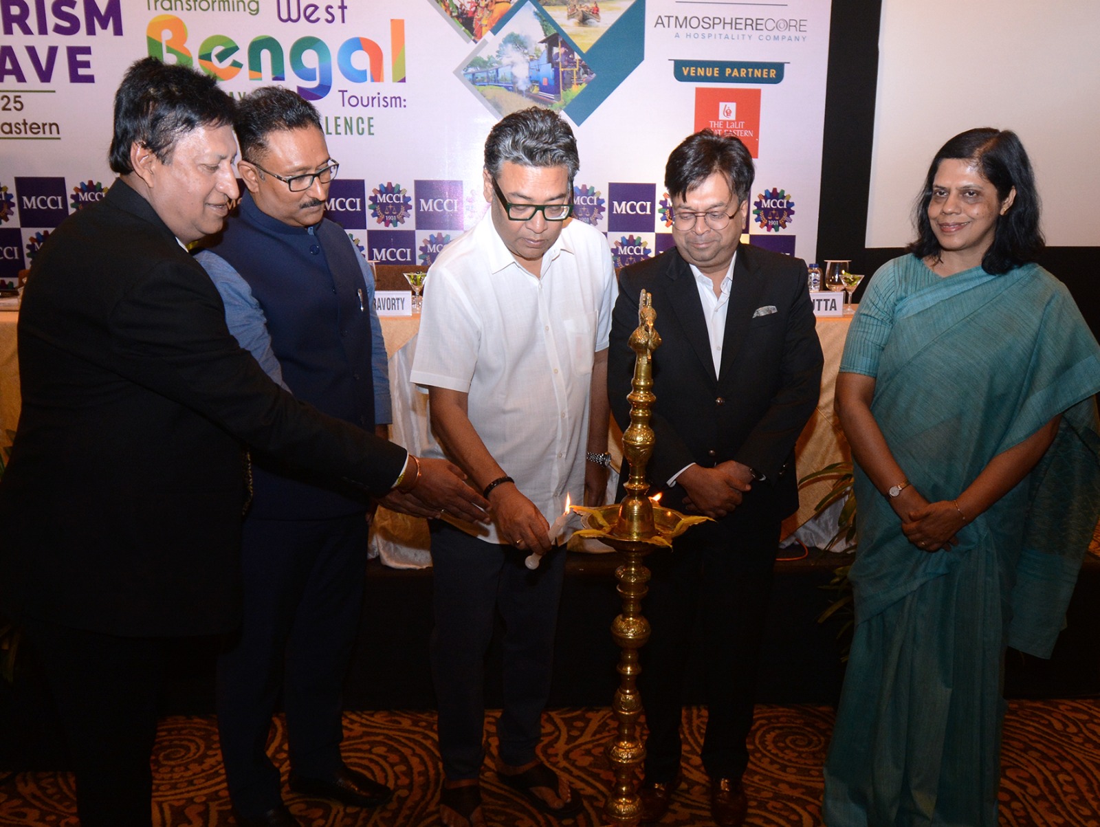 নদীভিত্তিক পর্যটন এবং কলকাতা বন্দরের অব্যবহৃত জমি পর্যটনের কাজে ব্যবহার করতে রাজ্য সরকার এবং শ্যামাপ্রসাদ বন্দর কর্তৃপক্ষ হাতে হাত মিলিয়ে কাজ করবে বলে পর্যটন মন্ত্রী ইন্দ্রনীল সেন জানিয়েছেন।