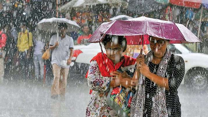 হিমাচল প্রদেশে  টানা বর্ষণে জনজীবন বিপর্যস্ত হয়ে পড়েছে। দুটি জাতীয় সড়ক ,৩২৩ টি লিঙ্ক রোড বন্ধ হয়ে যাওয়ায় যানবাহন আটকে পড়েছে।