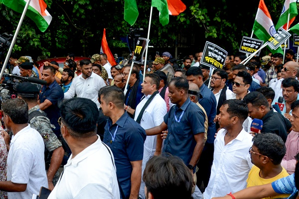কলকাতার আর জি কর মেডিক্যাল কলেজের পিজিটি তরুণী চিকিৎসকের হত্যাকাণ্ডের ন্যায়বিচারের দাবিতে আজ রাজ্য সচিবালয় নবান্ন অভিযানকে কেন্দ্র করে তুমুল উত্তেজনা। পুলিশের লাঠির ঘায়ে অভয়ার মা ও বাবা সহ আহত অনেকে। হাজরা মোড়েও অভয়া মঞ্চের বিক্ষোভ।
