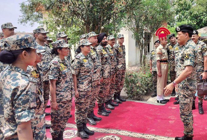 বিএসএফের ডিরেক্টর জেনারেল দলজিৎ সিং চৌধুরী অপারেশন সিন্দুর -এর পরবর্তী অভিযানের প্রস্তুতি পর্যালোচনা করতে পাঞ্জাবে জওয়ানদের সঙ্গে দেখা করেন।