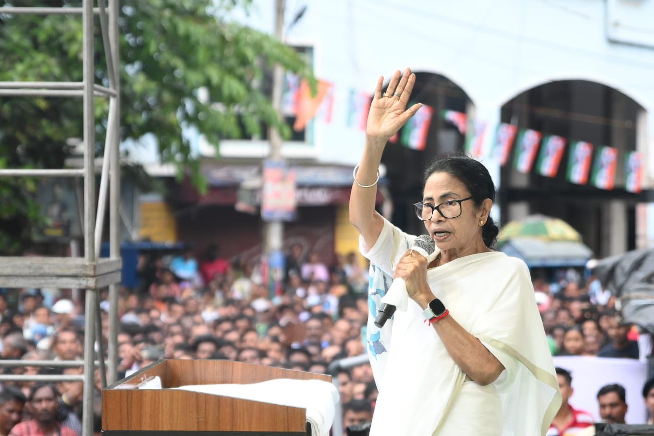 ভোটার তালিকায় ভুয়ো নাম তোলার অভিযোগে ভারতের নির্বাচন কমিশন, রাজ্যের চার সরকারি আধিকারিককে সাসপেন্ড করার জন্য রাজ্য সরকারকে নির্দেশ দিলেও, তিনি সেই কথা শুনবেন না বলে মুখ্যমন্ত্রী মমতা ব্যানার্জী জানিয়েছেন।