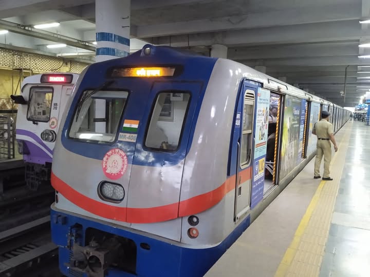 যাত্রী সুবিধায় মেট্রোরেল শহীদ ক্ষুদিরাম- নোয়াপাড়া নর্থ-সাউথ রুটে অতিরিক্ত ট্রেন চালানোর সিদ্ধান্ত নিয়েছে।