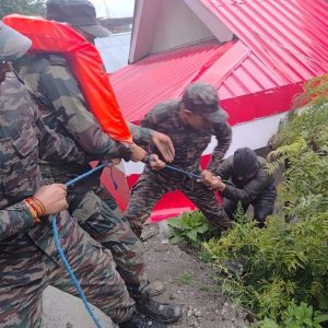 उत्तराखंड में उत्तरकाशी ज़िले के आपदा प्रभावित धराली क्षेत्र में केंद्र और राज्य सरकार की एजेंसियां युद्धस्तर पर राहत और बचाव कार्यों में जुटी हुई हैं