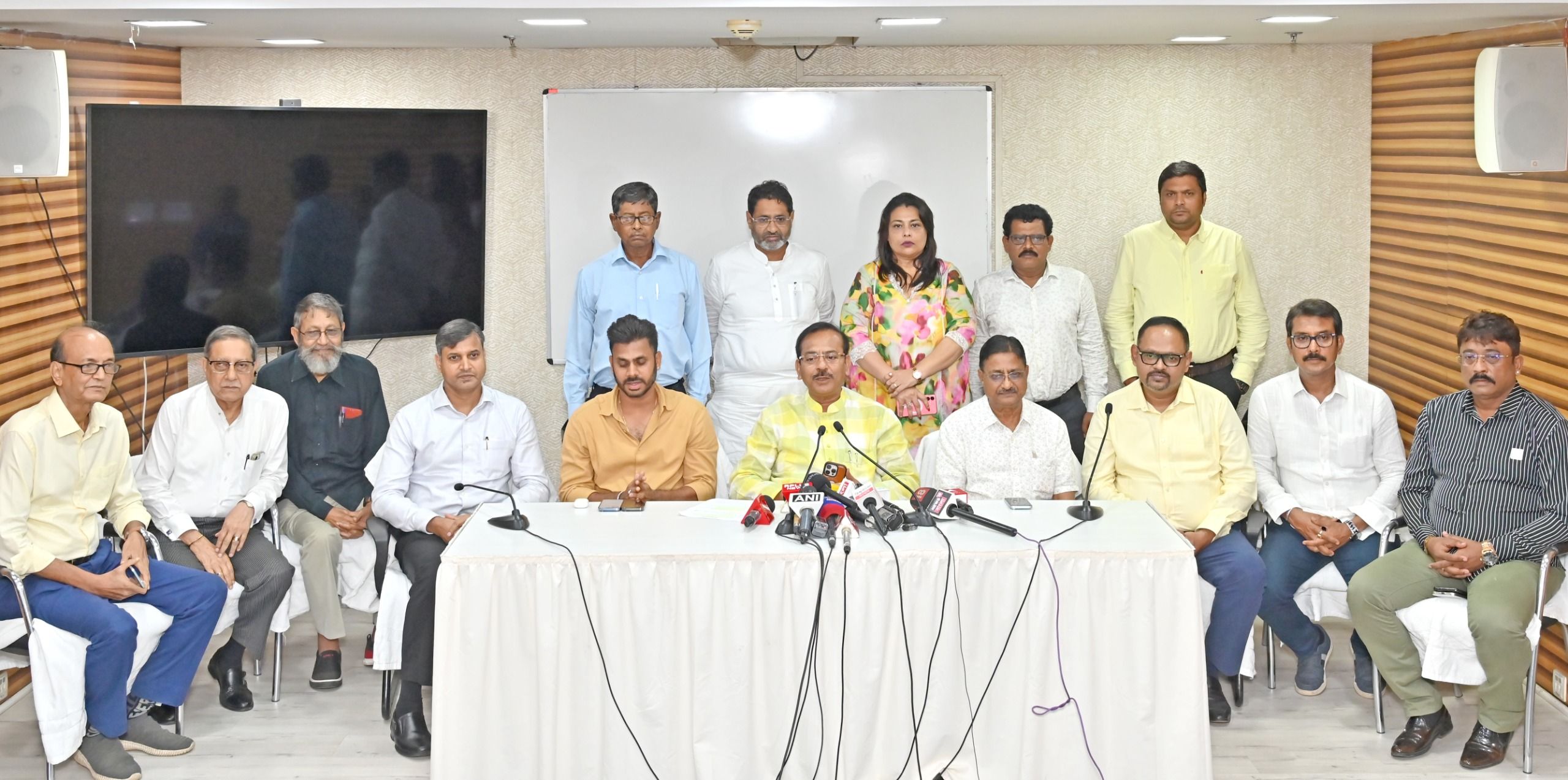 রাজ্য সরকার স্বামী বিবেকানন্দর ঐতিহাসিক শিকাগো বক্তৃতার প্রতি শ্রদ্ধা জানিয়ে একটি ফুটবল প্রতিযোগিতা আয়োজন করার সিদ্ধান্ত নিয়েছে।