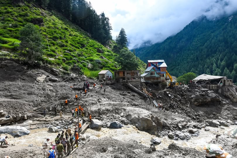 জম্মু ও কাশ্মীরে, মেঘ ভাঙা বৃষ্টিতে ক্ষতিগ্রস্ত কিশতোয়ার জেলার চিসোটি গ্রামে উদ্ধারকাজ জোর কদমে চলছে।