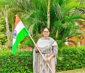केन्‍द्रीय महिला और बाल विकास मंत्री अन्‍नापूर्णा देवी ने हर घर तिरंगा अभियान के अंतर्गत आज झारखण्‍ड के कोडेरमा में अपने आवास पर राष्‍ट्रीय ध्‍वज फहराया