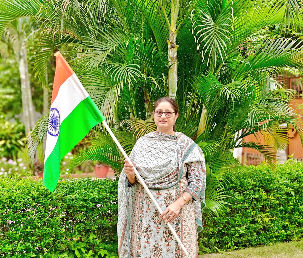 केन्‍द्रीय महिला और बाल विकास मंत्री अन्‍नापूर्णा देवी ने हर घर तिरंगा अभियान के अंतर्गत आज झारखण्‍ड के कोडेरमा में अपने आवास पर राष्‍ट्रीय ध्‍वज फहराया