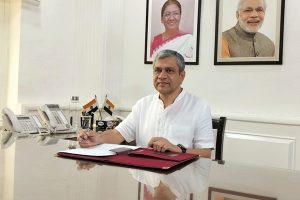 केंद्रीय रेल मंत्री अश्विनी वैष्णव की मंजूरी के बाद देश-भर में रेलवे स्टेशनों पर यात्रियों के लिए बनाए जाएंगे 76 सुविधा केंद्र केंद्रीय रेल मंत्री अश्विनी वैष्णव की मंजूरी के बाद देश-भर में रेलवे स्टेशनों पर यात्रियों के लिए बनाए जाएंगे 76 सुविधा केंद्र