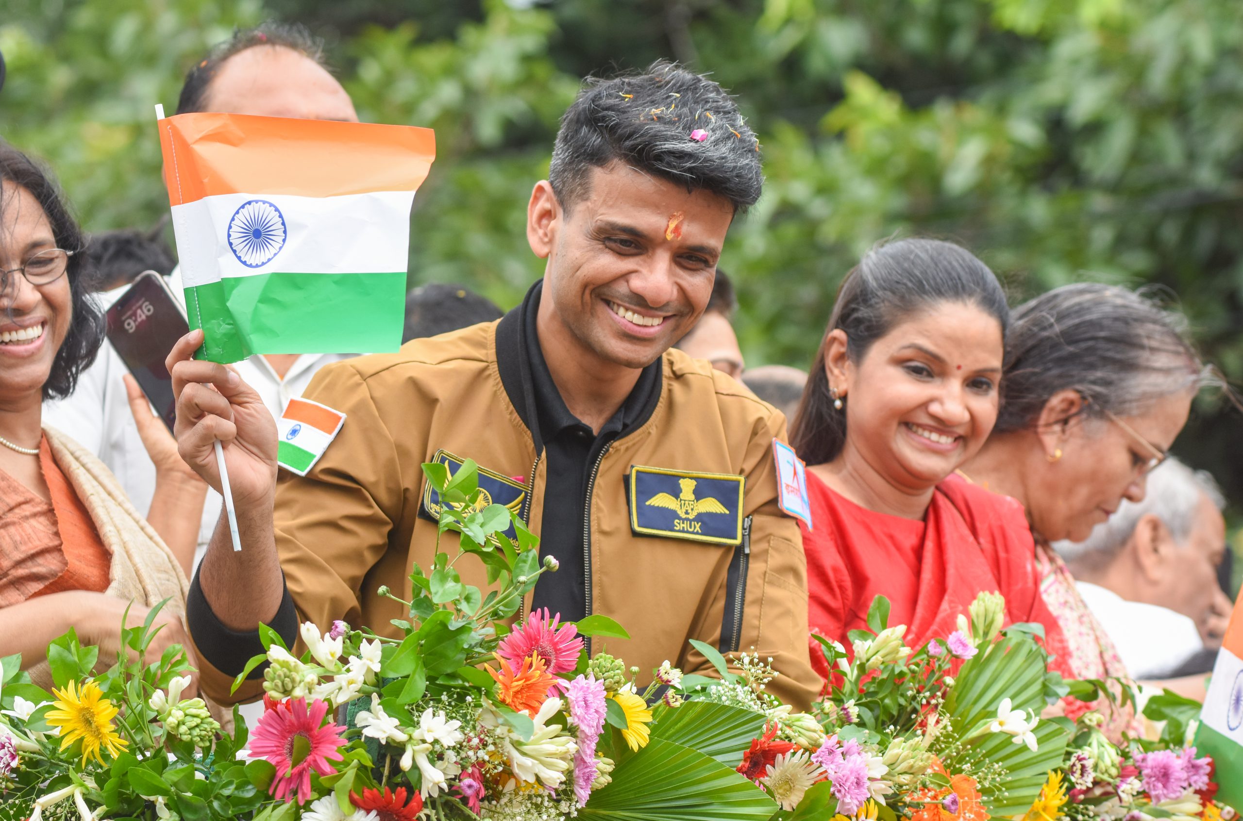 ভারতীয় মহাকাশচারী, গ্রুপ ক্যাপ্টেন শুভাংশু শুক্লা, আজ নিজের শহর লখনউ পৌঁছলে, তাঁকে অভ্যর্থনা জানানো হয়। লখনউ বিমানবন্দরে তাঁকে স্বাগত জানান উত্তরপ্রদেশের উপ-মুখ্যমন্ত্রী ব্রজেশ পাঠক।