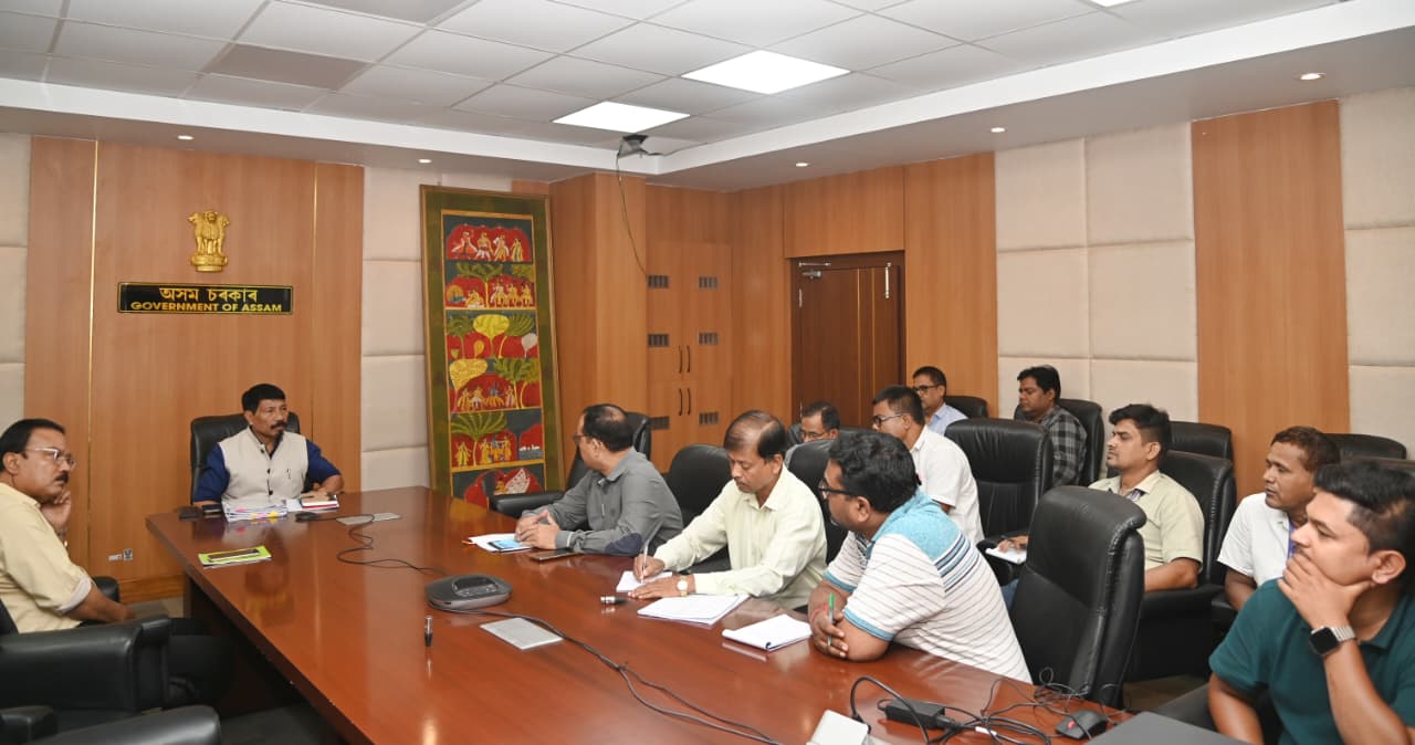 জনতা ভৱনত কৃষি বিভাগৰ জ্যেষ্ঠ বিষয়াৰ সৈতে কৃষি মন্ত্ৰী অতুল বৰাৰ বৈঠক