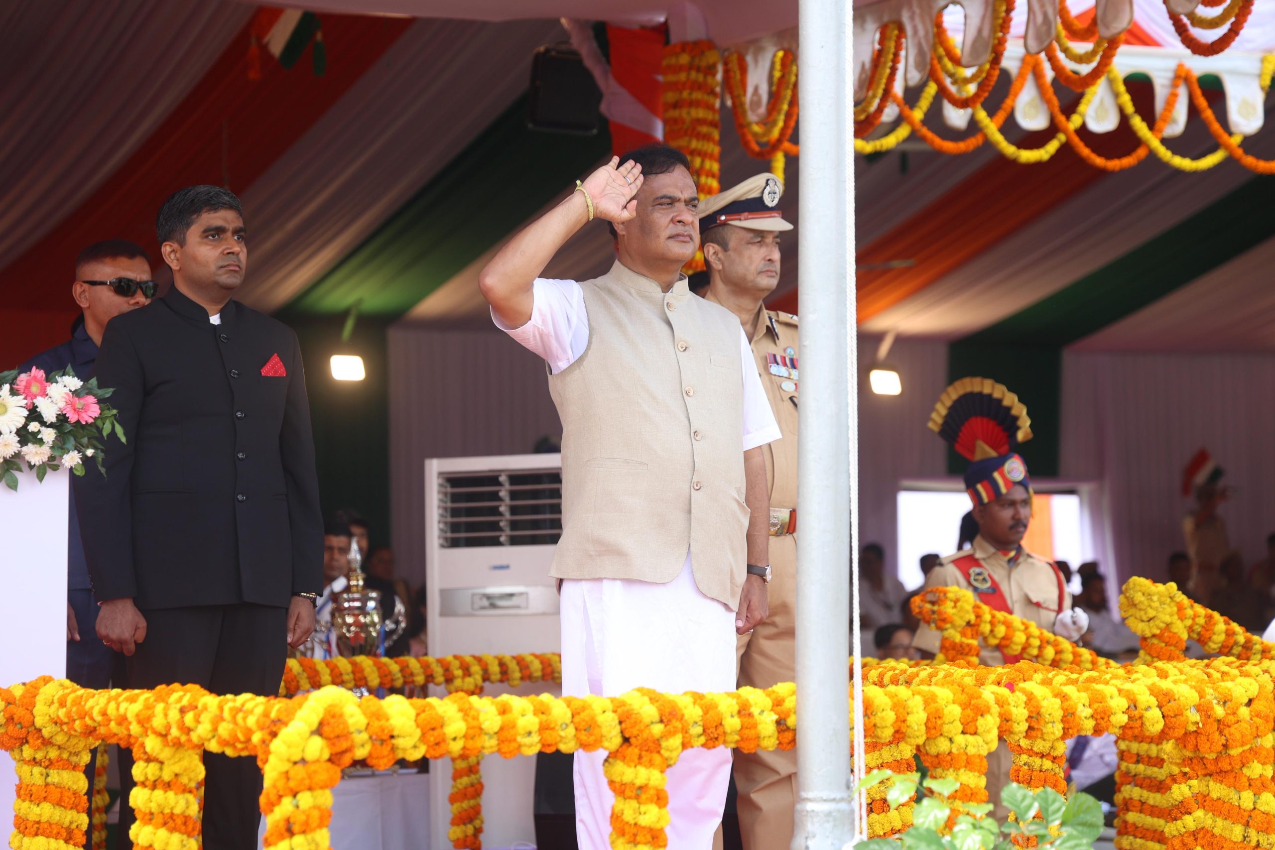 কেন্দ্রীয়ভাৱে আয়োজিত স্বাধীনতা দিৱসৰ কাৰ্যসূচীত মুখ্যমন্ত্রী ড° হিমন্ত বিশ্ব শৰ্মাৰ পতাকা উত্তোলন