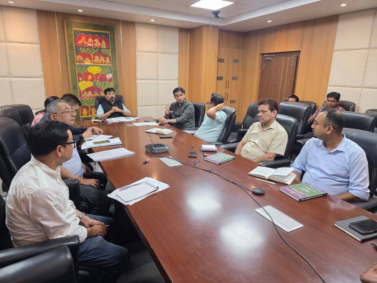 বিভাগীয় বিষয়াসকলৰ সৈতে খৰাং সদৃশ পৰিস্থিতিৰ সন্দৰ্ভত কৃষি মন্ত্ৰী অতুল বৰাৰ আলোচনা