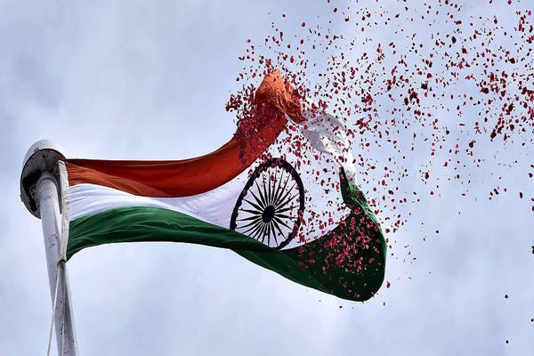 प्रमंडलीय आयुक्त लालचंद डाडेल ने दुमका में पुलिस लाइन मैदान में ध्वजारोहण किया