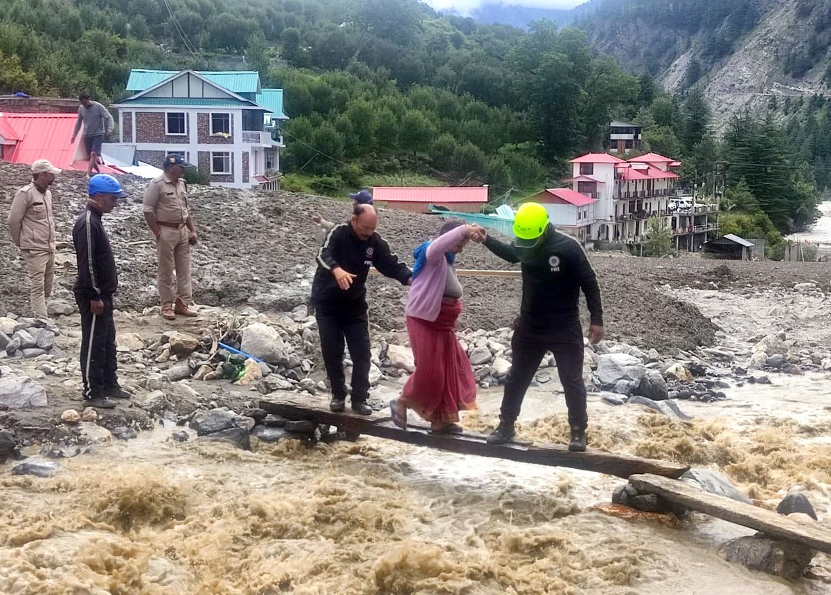 মুখ্যমন্ত্রী পুষ্কর সিং ধামি, ত্রাণের কাজ জোরদার করার জন্যে সব আধিকারিকদের নির্দেশ দিয়েছেন।