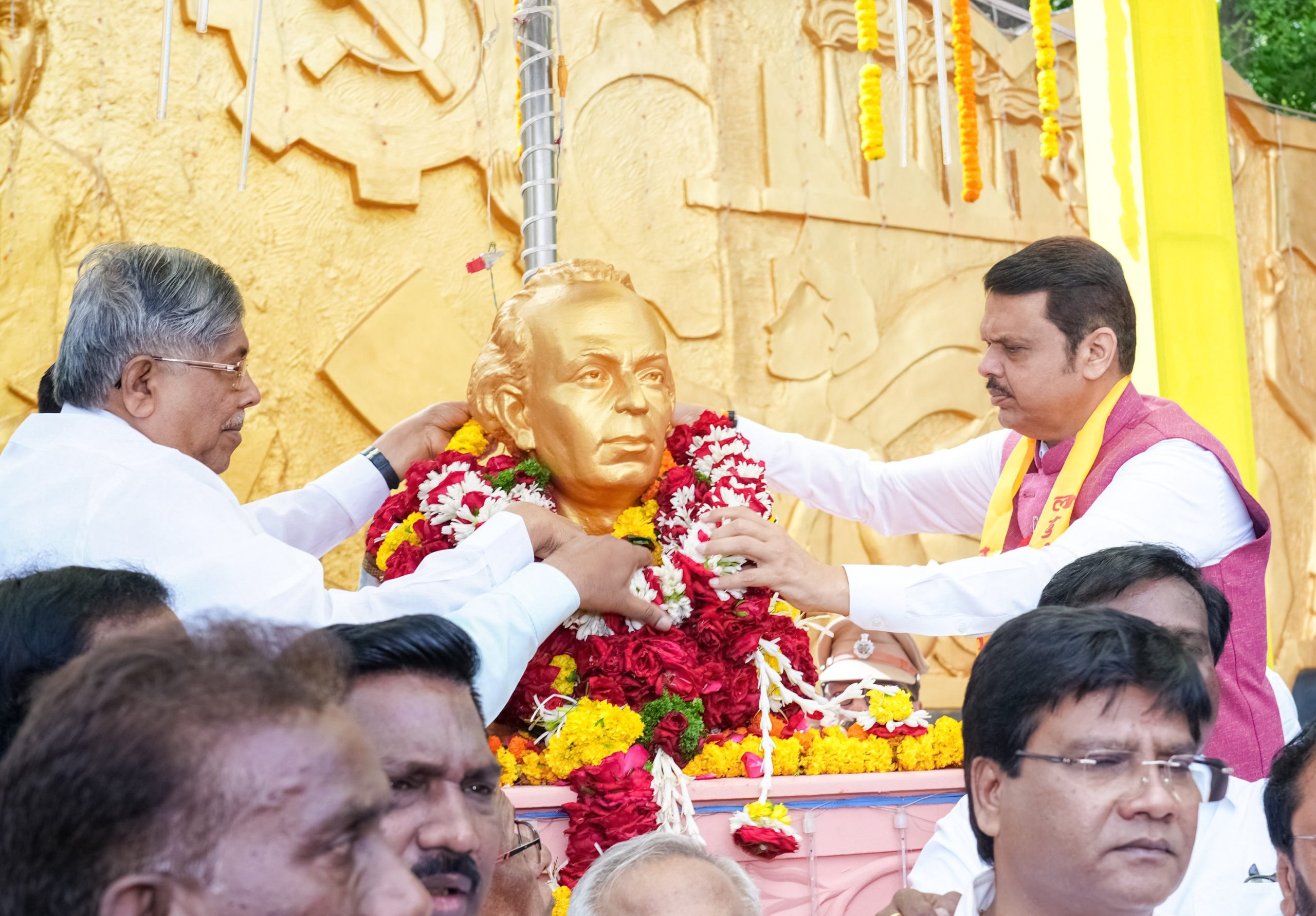 लोकशाहीर अण्णाभाऊ साठे यांना जयंतीनिमित्त अभिवादन