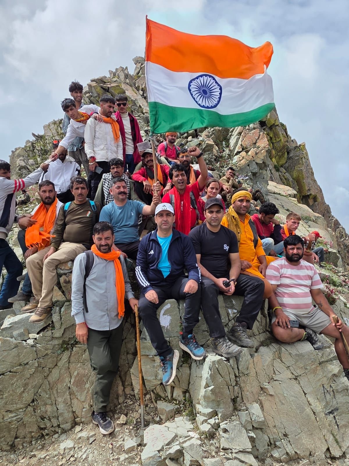 जम्‍मू-कश्‍मीर: हर घर तिरंगा अभियान के तहत रियासी जिले में 11,500 फीट की ऊंचाई पर तिरंगा फहराया गया