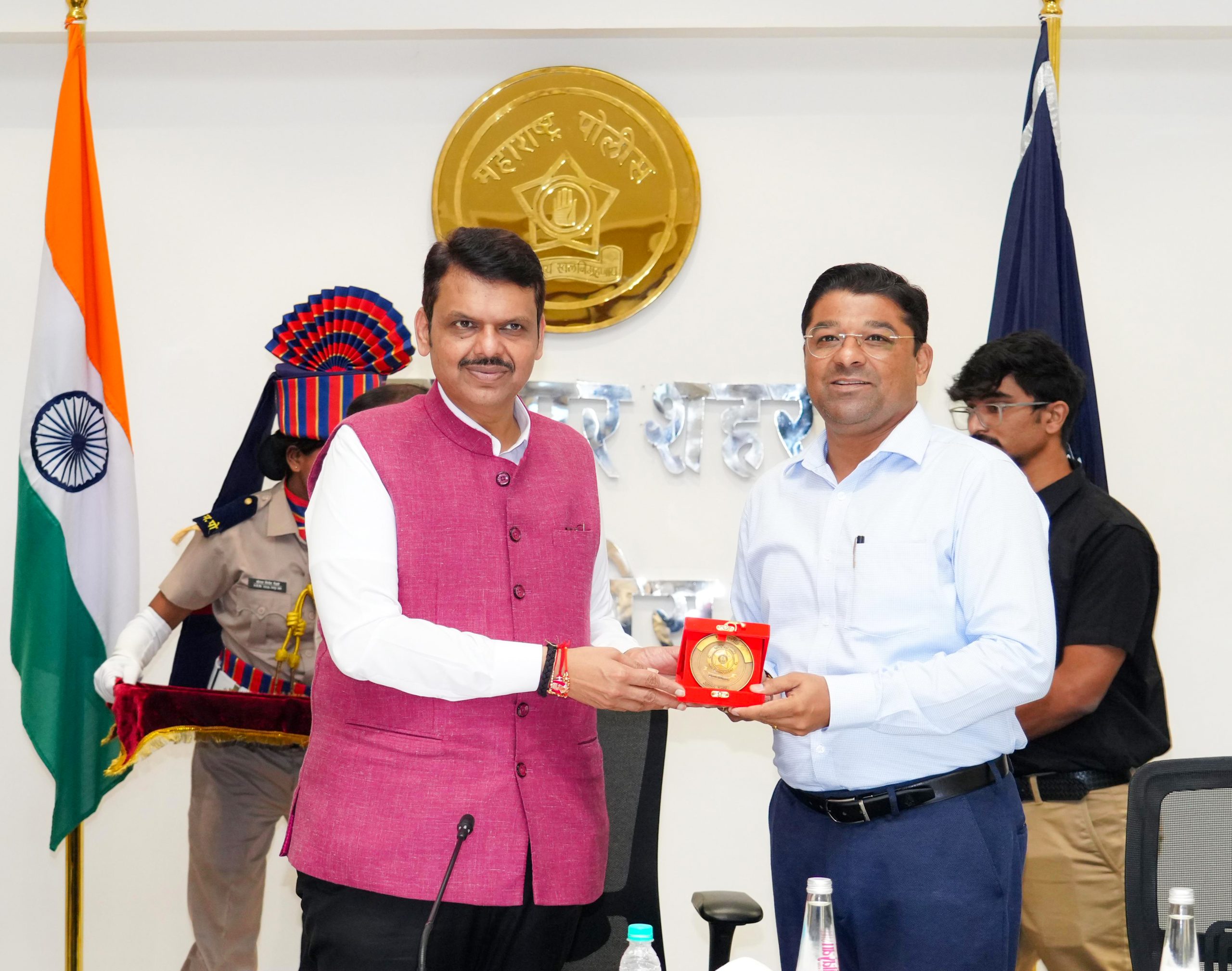 ‘गरुड़ दृष्टि’ उपकरण सोशल मीडिया की निगरानी में निभा रहे हैं महत्वपूर्ण भूमिका : मुख्यमंत्री फडणवीस