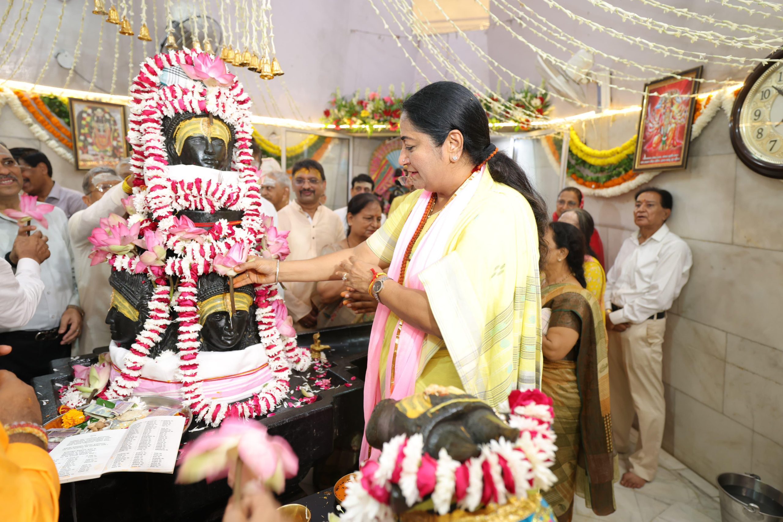 श्रावण मास के अंतिम सोमवार के दिन शहर के प्रमुख मंदिरों में श्रद्धालुओं की भारी भीड़