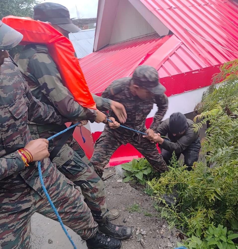 उत्तरकाशी जिले में खीरगंगा नदी पर बादल फटने से आई विनाशकारी बाढ़ के बाद अब तक 150 लोगों को सुरक्षित निकाला गया