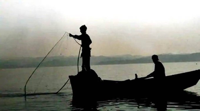 শ্রীলঙ্কার নৌবাহিনী কমপক্ষে চোদ্দ জন ভারতীয় জেলেকে আজ সকালে সেদেশের জলসীমা লঙ্ঘনের অভিযোগে গ্রেপ্তার করেছে।