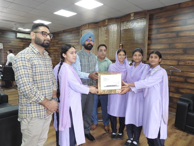 हर घर तिरंगा अभियान 2025: डोडा के स्कूली बच्चों ने चीन सीमा पर तैनात सैनिकों के लिए भेजीं 3000 हस्तनिर्मित राखियां
