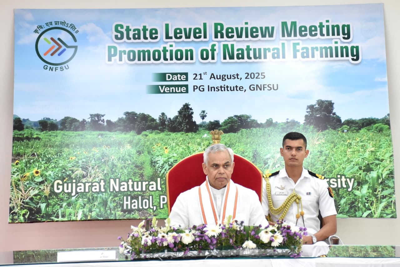 રાજ્યપાલ આચાર્ય દેવવ્રતે પંચમહાલના હાલોલમાં ગુજરાત પ્રાકૃતિક ખેતી વિજ્ઞાન વિશ્વ-વિદ્યાલય ખાતે રાજ્યસ્તરની સમીક્ષા બેઠક યોજી.