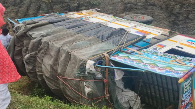 पुण्यात वाहन दरीत कोसळून ८ महिलांचा मृत्यू, २९ जखमी