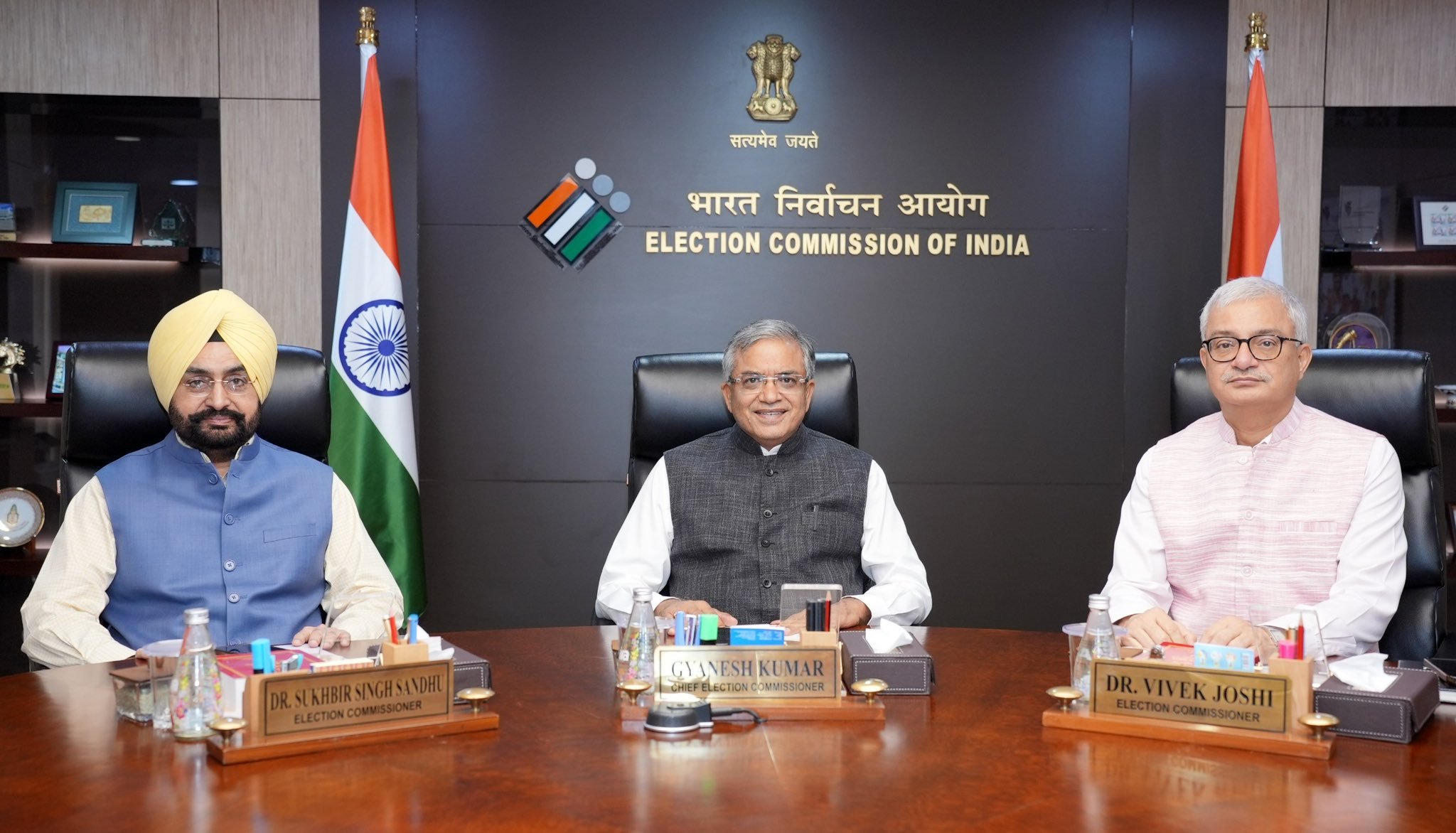 चुनाव आयोग ने नई दिल्ली में एनसीपी के एक प्रतिनिधिमंडल के साथ बातचीत की