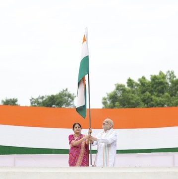 आजपासून पुढचे तीन दिवस प्रत्येक घरी ध्वज फडकावण्याचं आव्हान