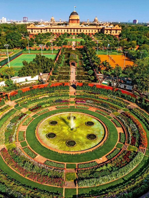 राष्ट्रपति द्रौपदी मुर्मु ने राष्ट्रपति भवन में अमृत उद्यान के ग्रीष्मकालीन वार्षिक संस्‍करण का उद्घाटन किया
