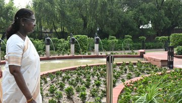 ৰাষ্ট্ৰপতি ভৱন চৌহদত গুলঞ্চ বাগিচা, বট বৃক্ষ নিকুঞ্জ আৰু কল্লোলিত নিজৰা উদ্বোধন ৰাষ্ট্ৰপতি মুৰ্মুৰ