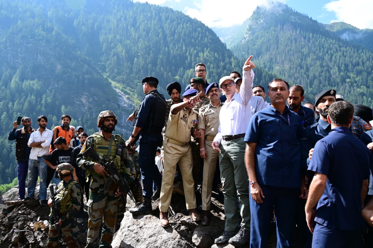 جموں و کشمیر کے وزیر اعلیٰ عمر عبد اللہ نے آج بادل پھٹنے کے بعد اچانک سیلاب سے کشتواڑ کے Chashoti گاؤں میں ہوئے نقصان کا جائزہ لینے کیلئے وہاں کا دورہ کیا