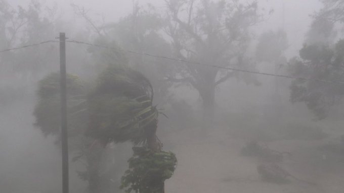 হ্যারিকেন এরিন দ্রুত শক্তি বৃদ্ধি করে ক্যারিবিয়ানের উত্তরে আটলান্টিকের উপর একটি শক্তিশালী ঝড়ে পরিণত হয়েছে।