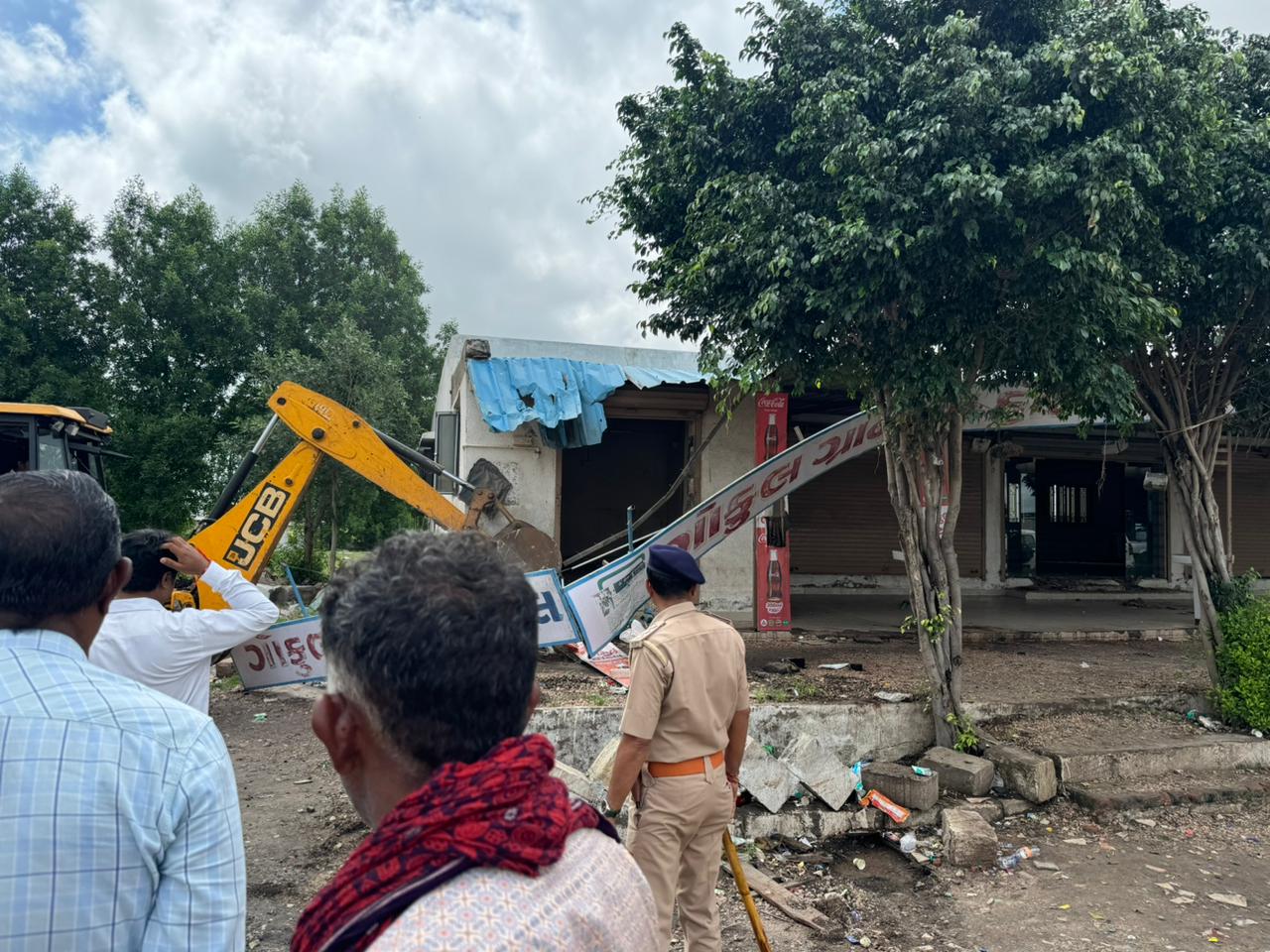 સુરેન્દ્રનગરમાં વન વિભાગે જંગલમાં 12 કરોડ રૂપિયાની કિંમતની જમીન પર ગેરકાયદે દબાણ હટાવ્યું