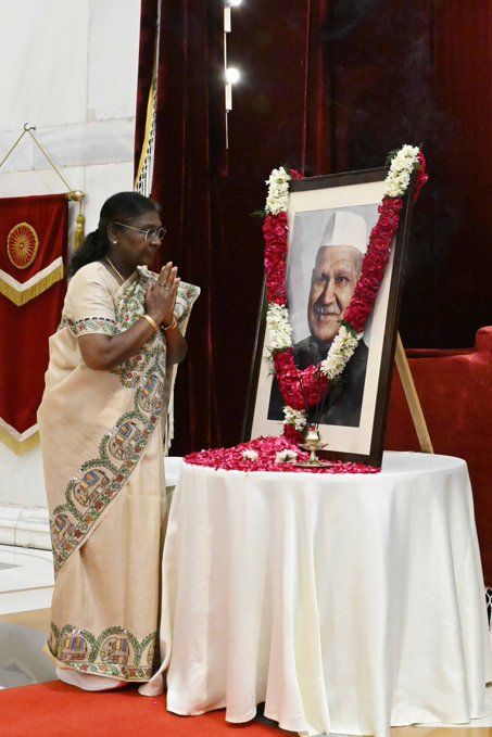 राष्ट्रपति द्रौपदी मुर्मु ने भारत के पूर्व राष्ट्रपति डॉ. शंकर दयाल शर्मा की जयंती पर उन्हें पुष्पांजलि अर्पित की