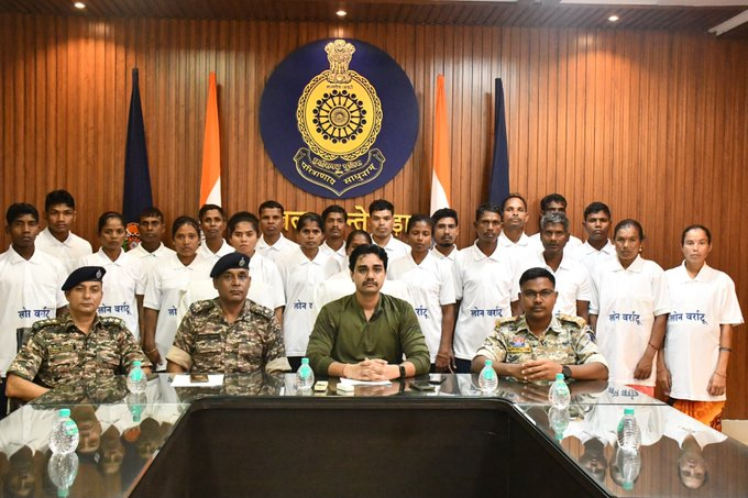 छत्तीसगडमधे २९ नक्षलवाद्यांचं आत्मसमर्पण