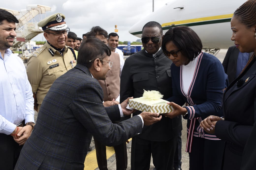 ઝિમ્બાબ્વેના ઉપ-રાષ્ટ્રપ્રમુખ ડૉક્ટર C.G.D.N. ચિવેન્ગા, તેમનાં ધર્મપત્ની, ઝિમ્બાબ્વેના પ્રતિનિધિમડળ સાથે સુરતના બે દિવસના પ્રવાસે