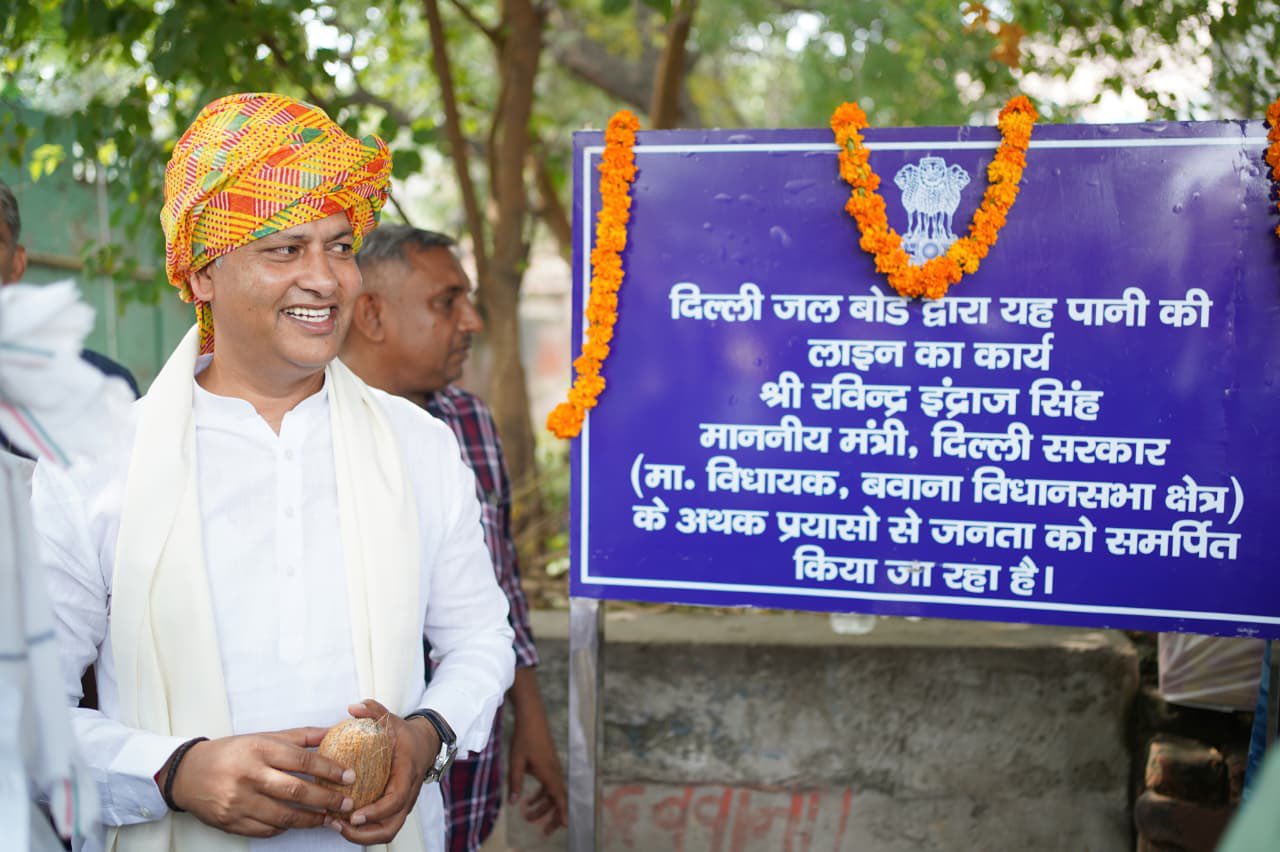 समाज कल्याण मंत्री रविन्द्र इंद्राज सिंह ने पानी की पाइपलाइन बिछाने के कार्य का शुभारम्भ किया