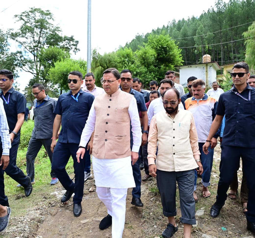 मुख्यमंत्री पुष्कर सिंह धामी ने चमोली आपदा प्रभावित क्षेत्र का निरीक्षण कर प्रभावितों को सहायत राशि के चेक प्रदान किए