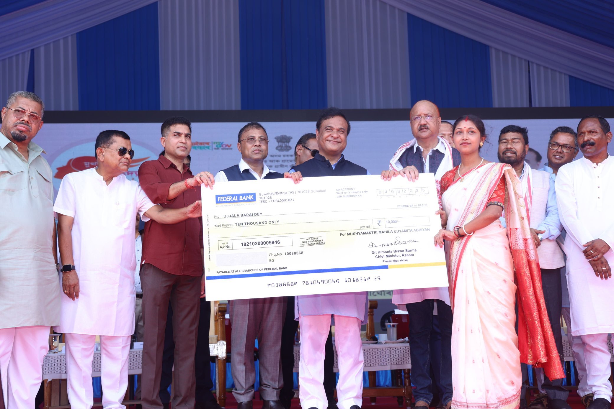 অসমের মুখ্যমন্ত্রী হিমন্ত বিশ্ব শর্মা বলেছেন, স্বনির্ভর গোষ্ঠীগুলির মাধ্যমে রাজ্যের প্রায় ৪০ লক্ষ মহিলা রোজগারের বিকল্প মাধ্যম খুঁজে নিয়েছেন।