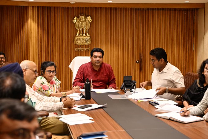 कला और संस्‍कृति मंत्री कपिल मिश्रा ने विभागीय अधिकारियों के साथ समीक्षा बैठक की